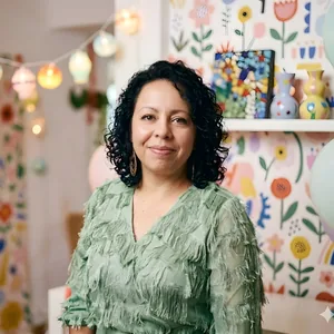 Retrato de Ximena Vega Manchola, autora del libro Cuidarme para cuidarte, sonriendo en un espacio luminoso y colorido.